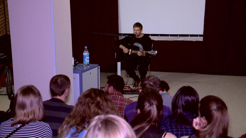 С акустическим концертом в Оренбурге выступил лидер группы VLNY Дмитрий Артемьев (видео)